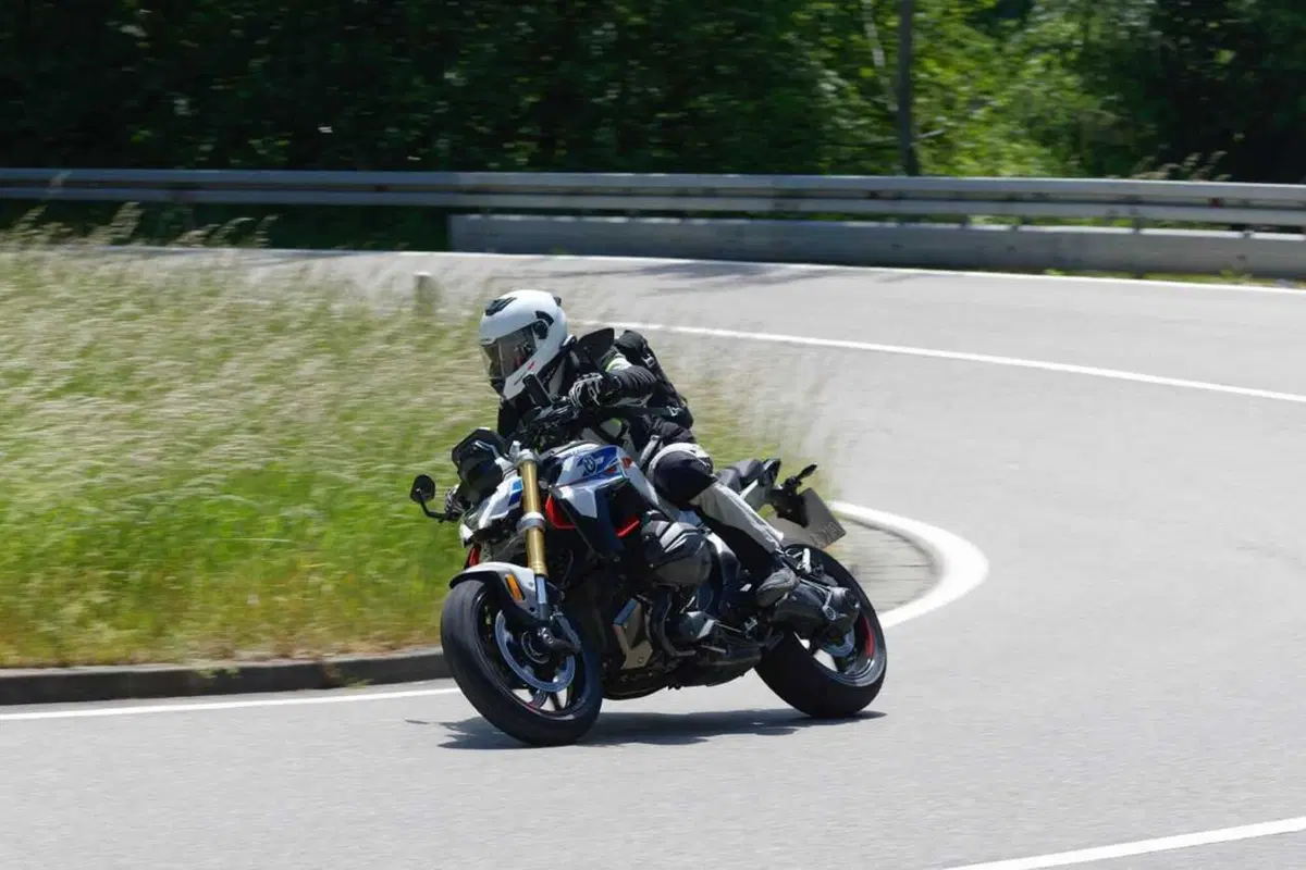 Perché la BMW R 1300 R mi ha deluso? Il TEST [VIDEO] (4)