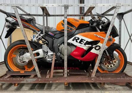 Una Honda CBR 1000 RR Fireblade del 2005 ancora in cassa. Questa volta però non sembra un affare