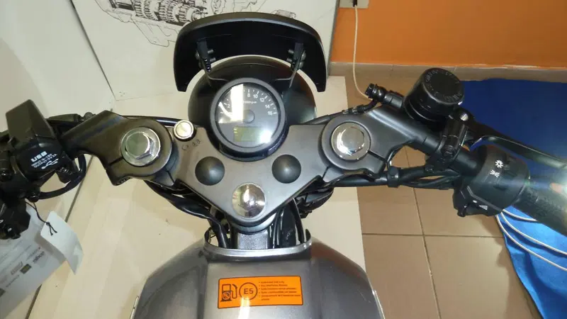 Brixton Motorcycles Rayburn 125 (2021 - 26) (5)
