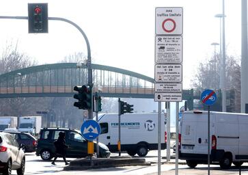 Milano Area B: il sindaco Sala sposta di un anno i divieti per le moto