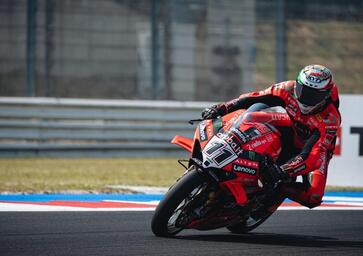 Bulega e Razgatlioglu i più veloci dopo le FP2. Quarto Montella
