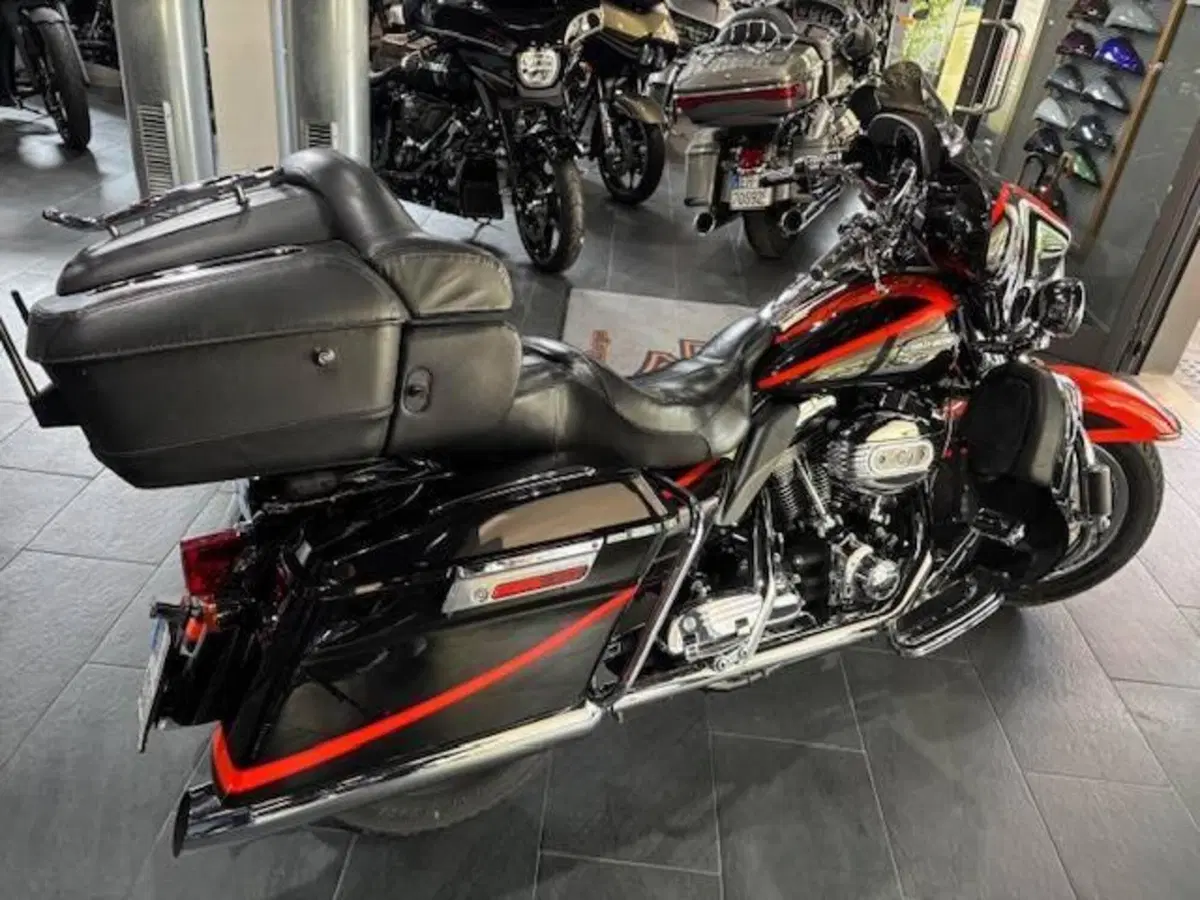 Harley-Davidson 1800 Electra Glide Ultra Classic (2005 - 06) - FLHTCUSE (3)