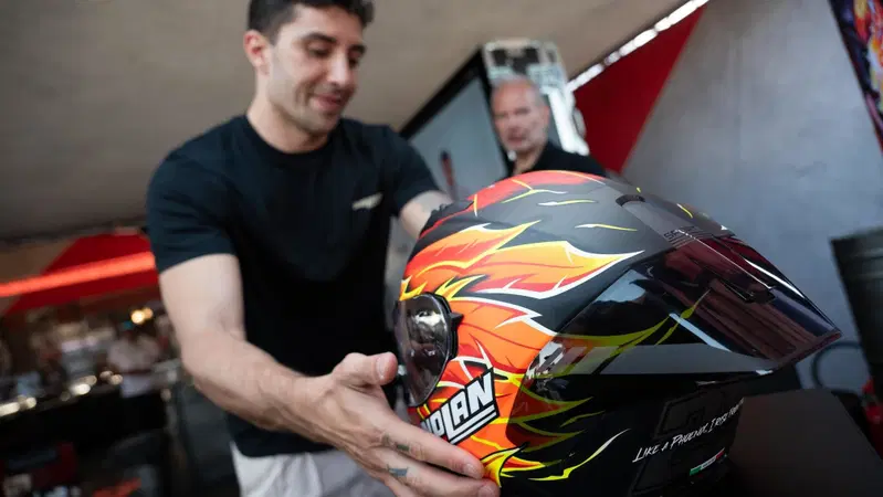 SBK 2025. GP Emilia Romagna a Misano. Nolan ha presentato il casco replica di Andrea Iannone