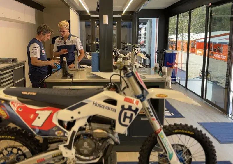 Vi portiamo dentro al camion-officina pi&ugrave; innovativo (e costoso) del Mondiale Motocross! [VIDEO]