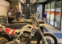 Vi portiamo dentro al camion-officina più innovativo (e costoso) del Mondiale Motocross! [VIDEO]