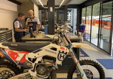 Vi portiamo dentro al camion-officina più innovativo (e costoso) del Mondiale Motocross! [VIDEO]