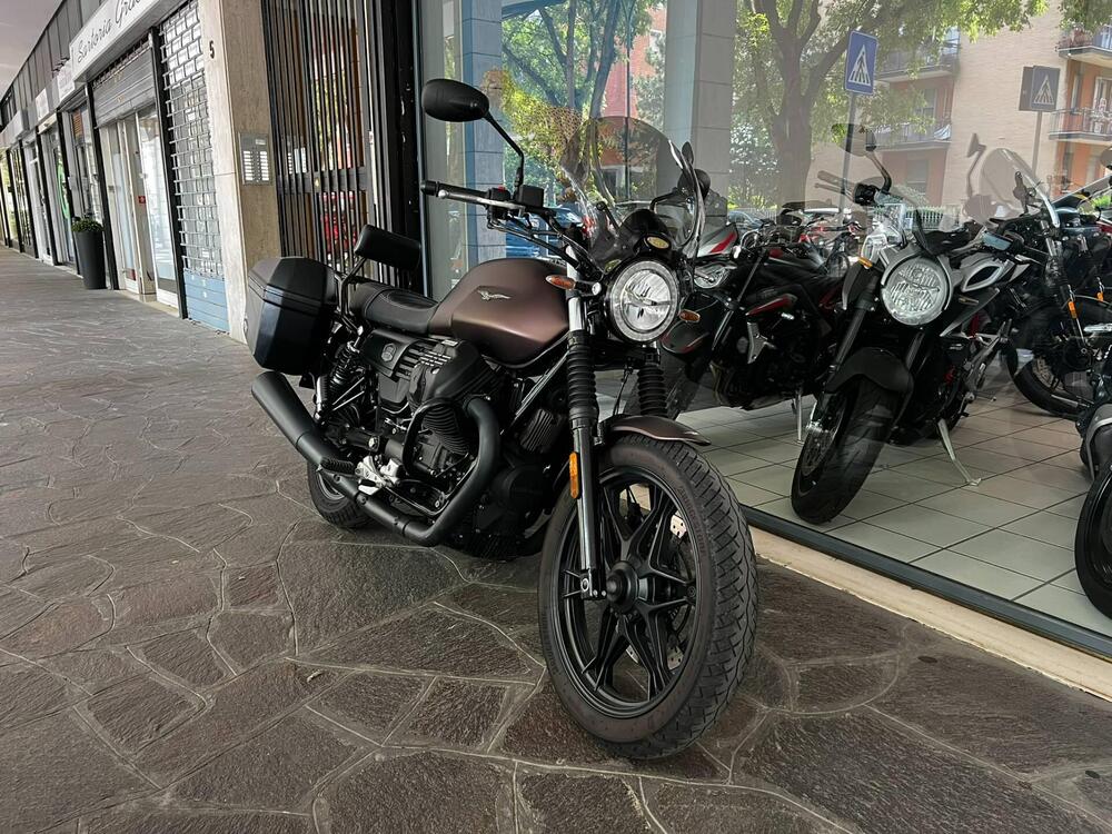 Moto Guzzi V7 III Stone (2017 - 20) (2)