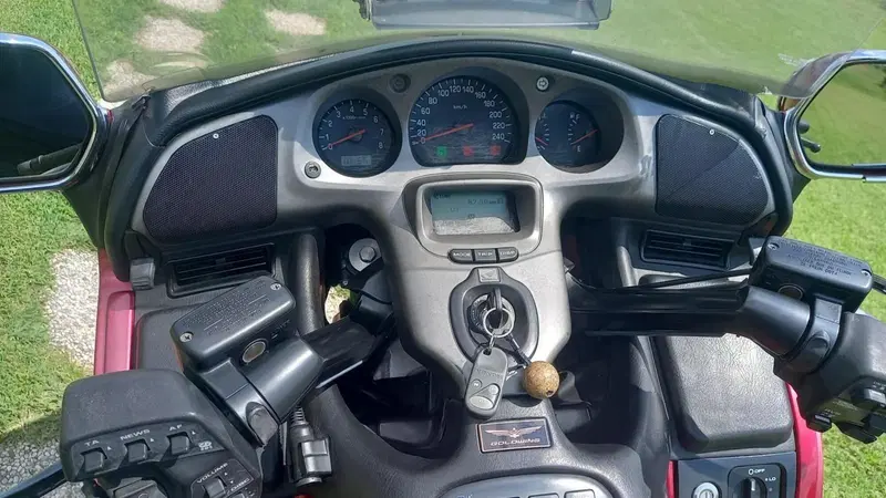 Honda GL 1800 Gold Wing (2000 - 05) (3)