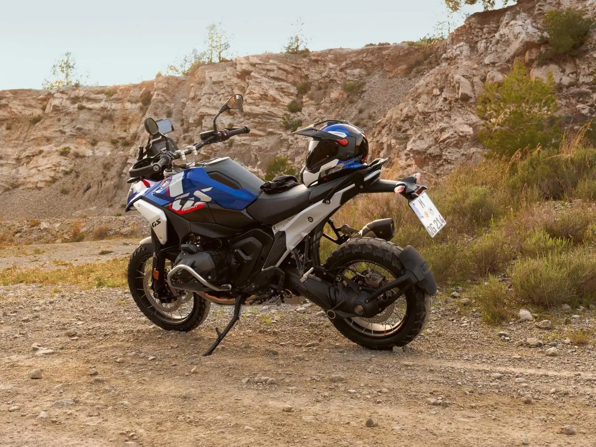 Casco BMW GS Rallye Carbon con ConnectedRide COM P1 GS (11)