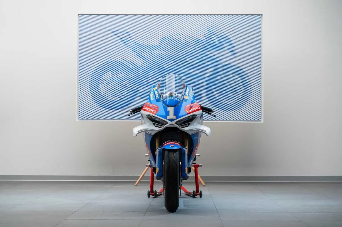 La Ducati Panigale V4 Tricolore diventa un'opera d'arte!