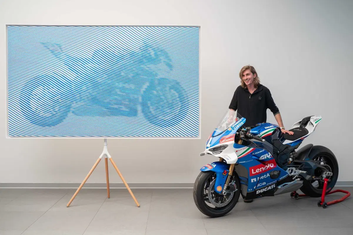 La Ducati Panigale V4 Tricolore diventa un'opera d'arte! (2)