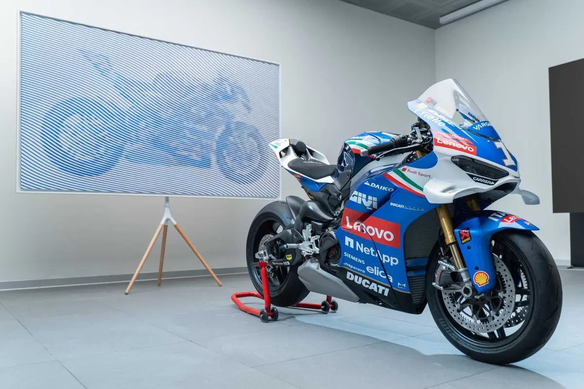 La Ducati Panigale V4 Tricolore diventa un'opera d'arte! (3)