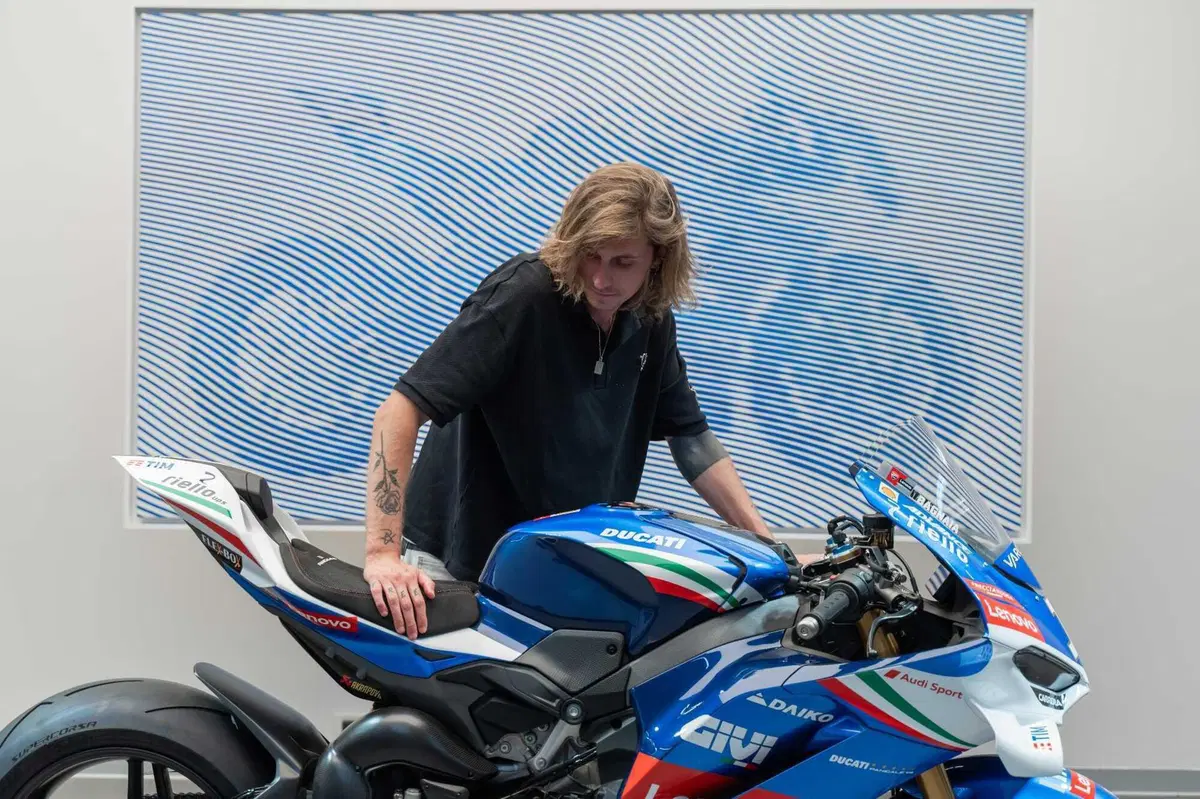 La Ducati Panigale V4 Tricolore diventa un'opera d'arte! (4)