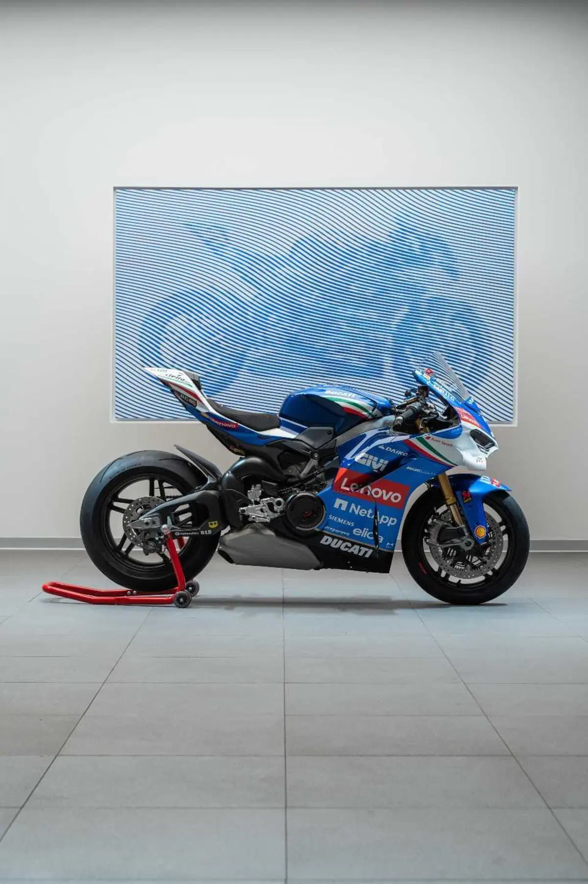 La Ducati Panigale V4 Tricolore diventa un'opera d'arte! (5)