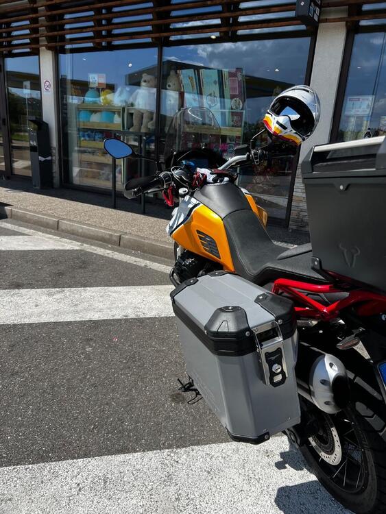 Moto Guzzi V85 TT Evocative Graphics (2021 - 23) (2)