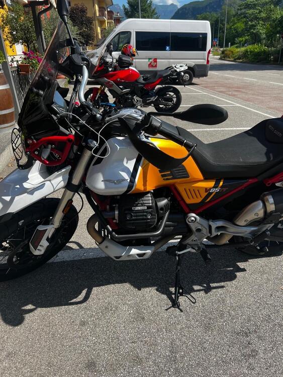 Moto Guzzi V85 TT Evocative Graphics (2021 - 23) (3)