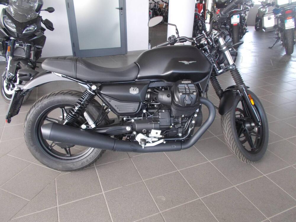 Moto Guzzi V7 Stone (2025) (2)