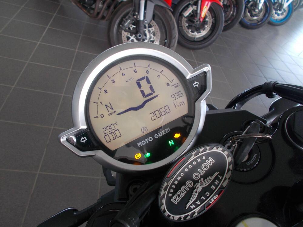 Moto Guzzi V7 Stone (2025) (5)