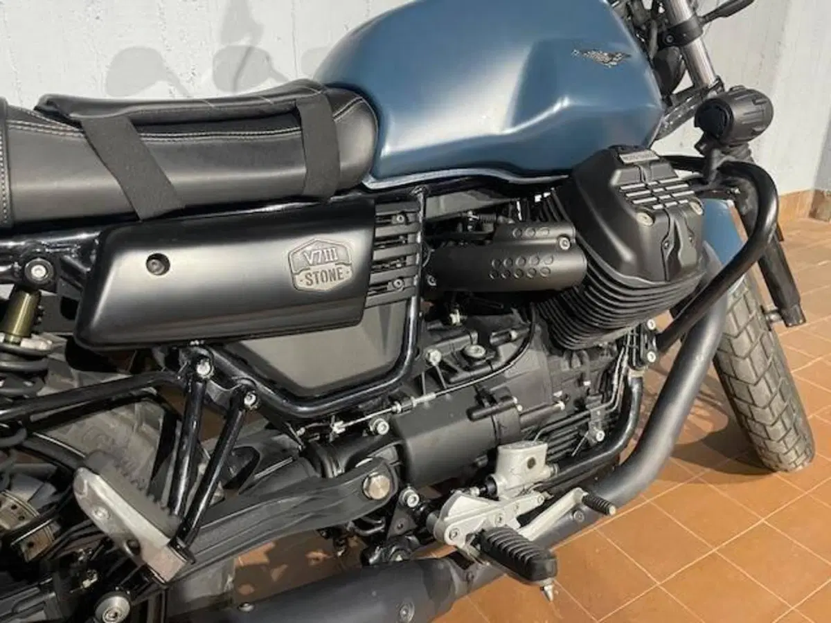 Moto Guzzi V7 III Stone (2017 - 20) (6)