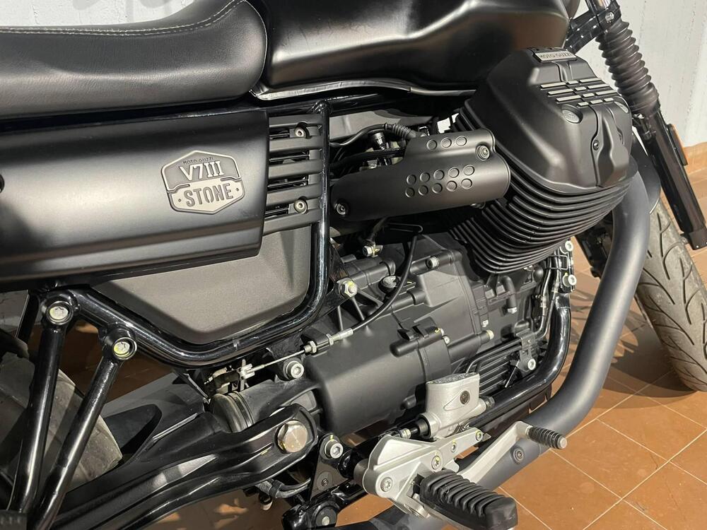 Moto Guzzi V7 III Stone (2017 - 20) (5)