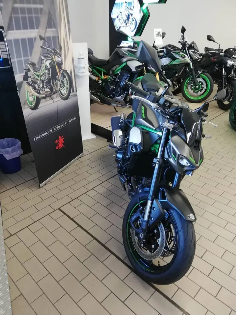 Kawasaki Z 900 (2025 - 26) (2)