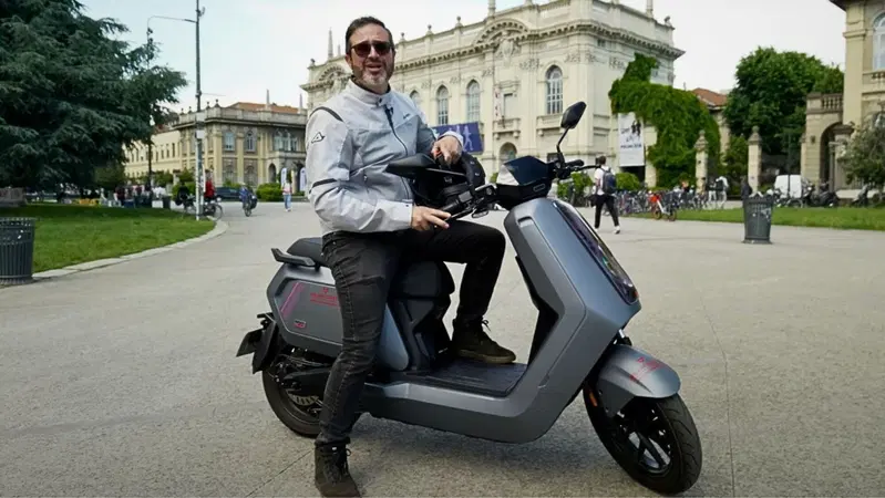 PROVA NIU NQiX 500: 4.500 euro, oltre 100 km/h e tecnologia premium per l'elettrico tutto fare