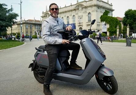 PROVA NIU NQiX 500: 4.500 euro, oltre 100 km/h e tecnologia premium per l'elettrico tutto fare