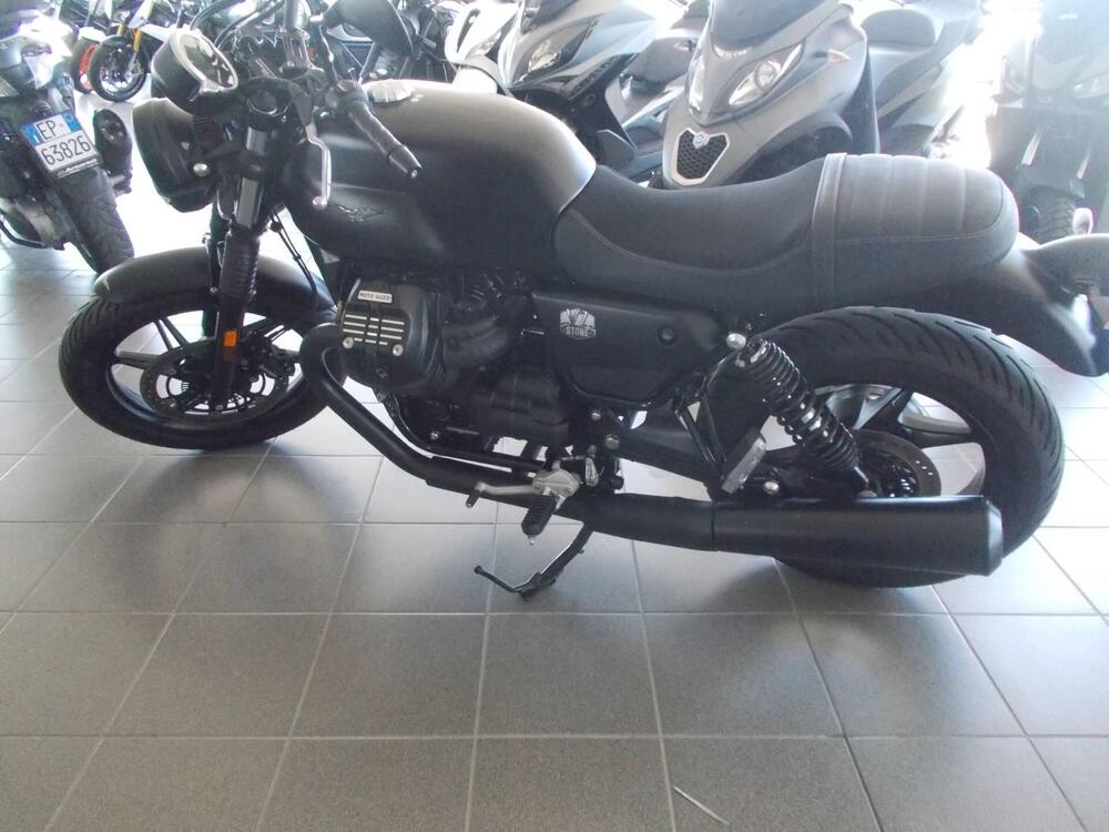 Moto Guzzi V7 Stone (2021 - 24) (4)