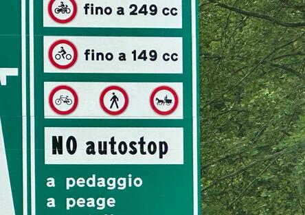 125 in autostrada. I cartelli sono ancora tutti sbagliati: si può andare o no?