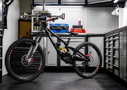 Brembo fa il suo ingresso nel mondo MTB con Specialized: nasce una partnership tutta in discesa