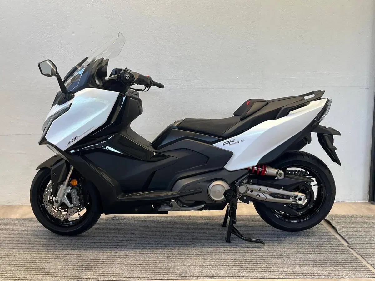 Kymco AK 575 Premium (2025 - 26) (2)