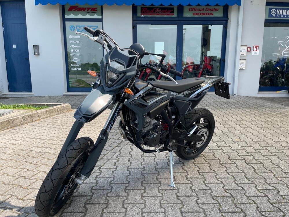 Betamotor RR 125 4T Motard T - X Special Edition (2025) (2)