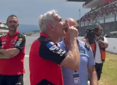 MotoGP 2025. GP d'Italia al Mugello. Davide Tardozzi zittisce i fischi a Marc Marquez: "&Egrave; rosso!" [VIDEO]