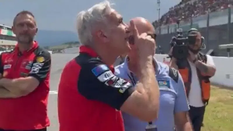 MotoGP 2025. GP d'Italia al Mugello. Davide Tardozzi zittisce i fischi a Marc Marquez: "&Egrave; rosso!" [VIDEO]
