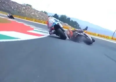 MotoGP 2025. GP d'Italia al Mugello. Contatto Franco Morbidelli-Vinales, prima la rabbia, poi le scuse: Maverick delizioso [VIDEO]