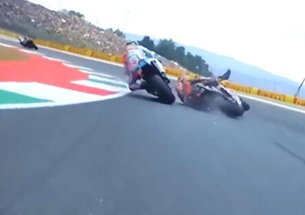 Contatto Morbidelli-Vinales, prima la rabbia, poi le scuse: Maverick delizioso [VIDEO]