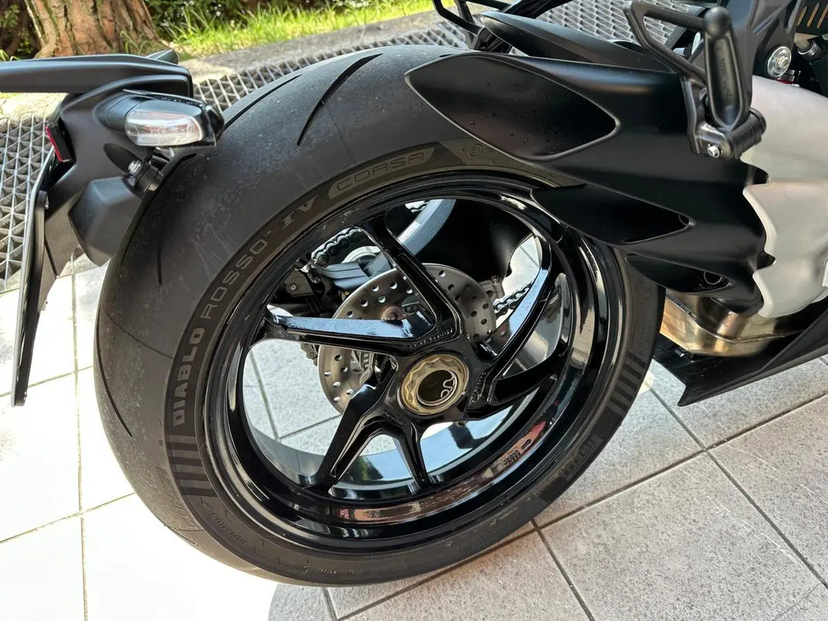 MV Agusta Superveloce 800 (2021 - 25) (16)