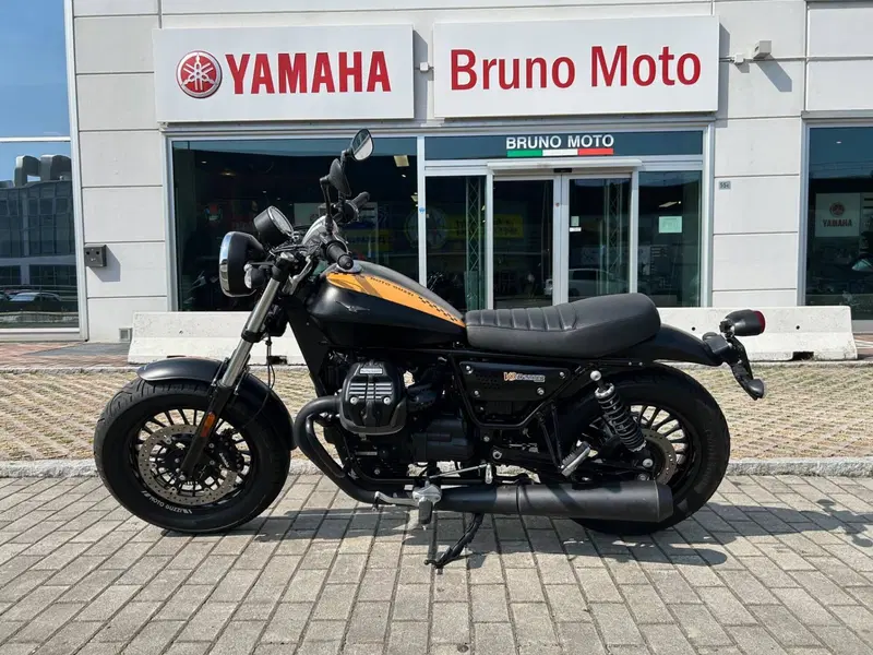 Moto Guzzi V9 Bobber (2016 - 18) (2)