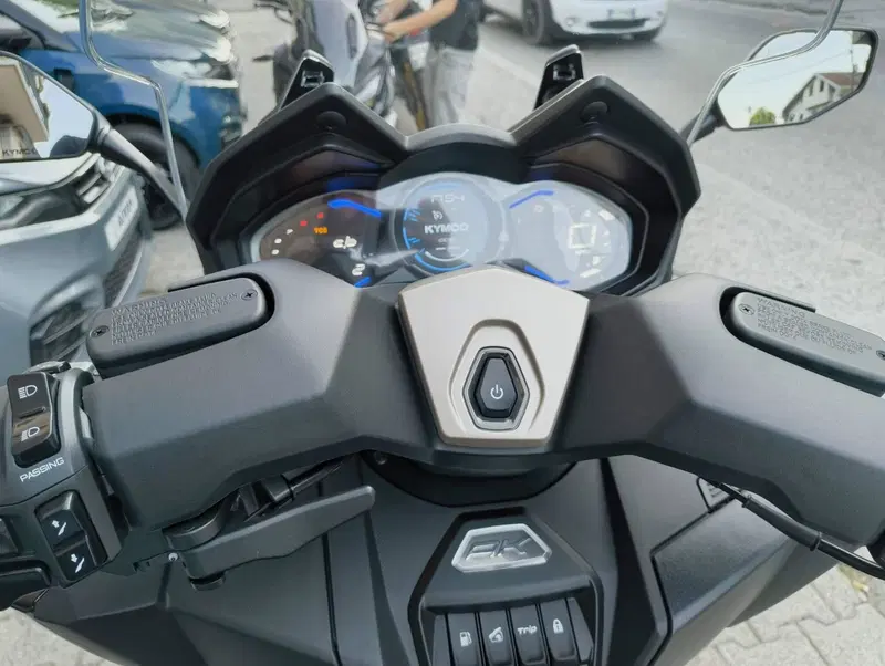 Kymco AK 575 Premium (2025 - 26) (4)