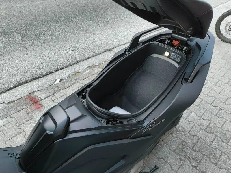 Kymco AK 575 Premium (2025 - 26) (8)