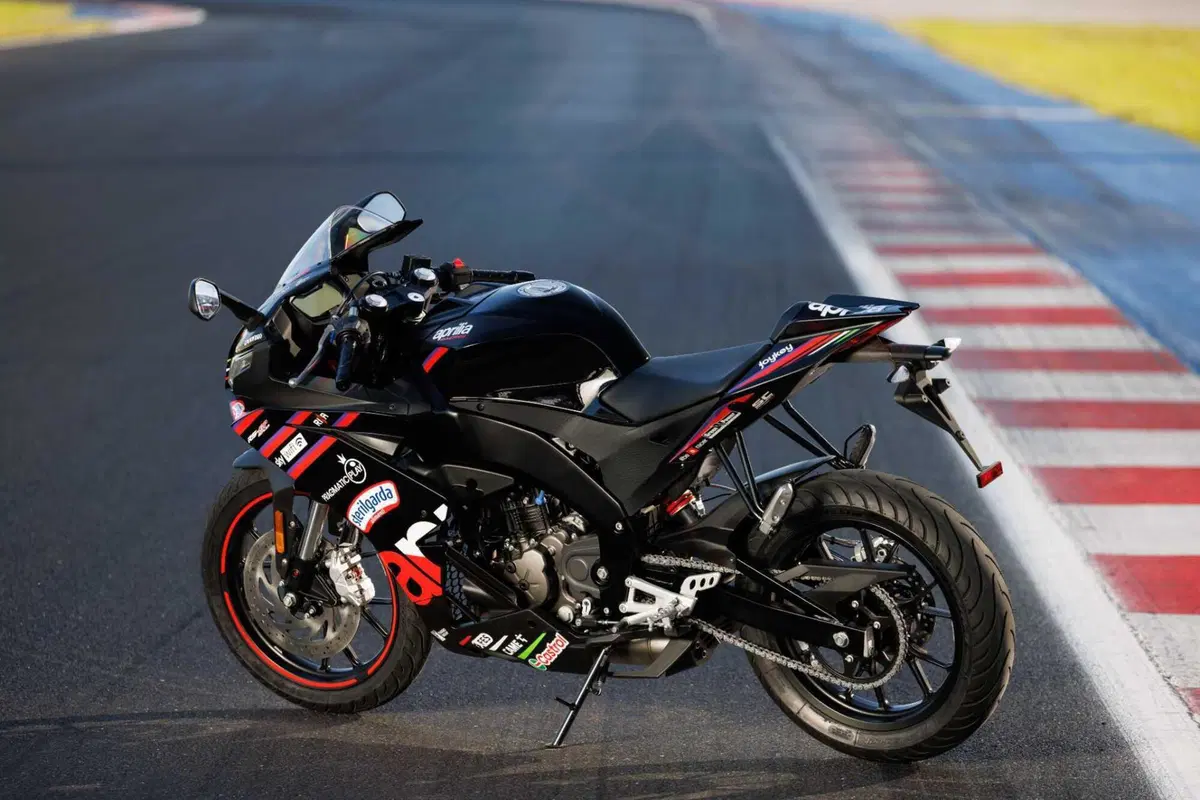 Aprilia RS 125 GP Replica: la nuova sportiva A1 che si ispira alle MotoGP [GALLERY] (9)