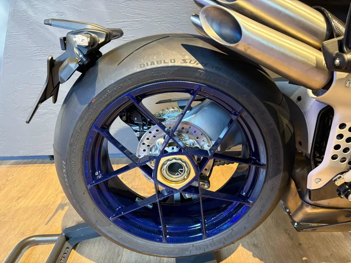 MV Agusta Brutale 1000 RR Assen (2023 - 26) (5)