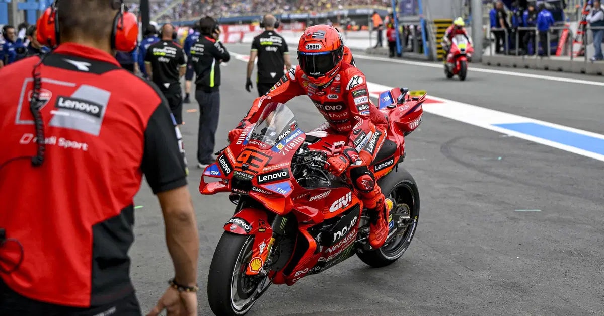 MotoGP 2025. GP dei Paesi Bassi ad Assen. Marc Marquez e un venerd&igrave; con due cadute importanti: "Come ricevere una pietra in faccia, ma sono veloce"