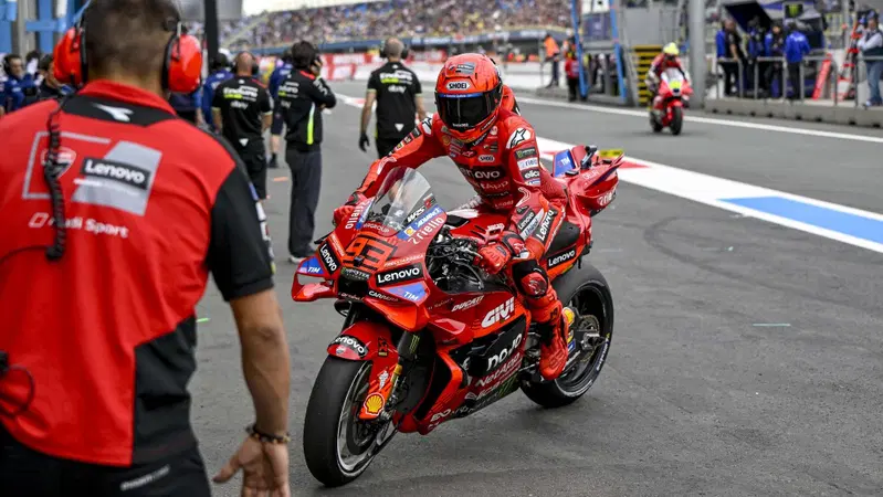 MotoGP 2025. GP dei Paesi Bassi ad Assen. Marc Marquez e un venerd&igrave; con due cadute importanti: "Come ricevere una pietra in faccia, ma sono veloce"