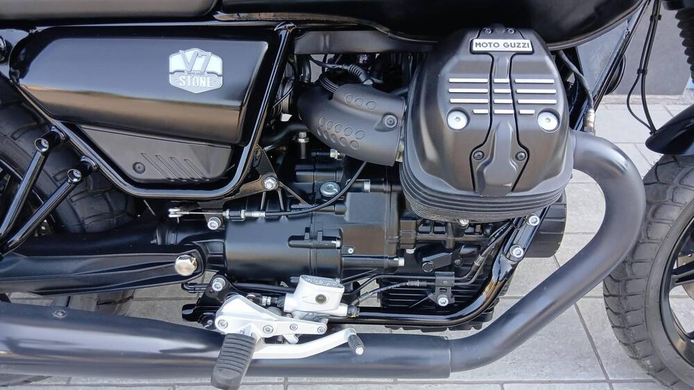 Moto Guzzi V7 Stone (2021 - 24) (2)