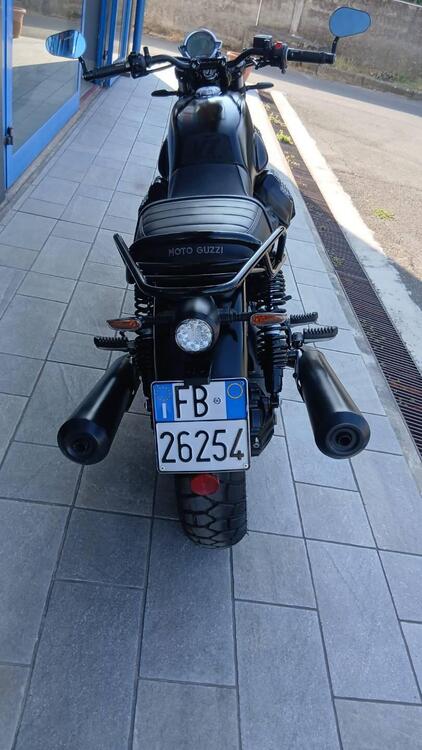 Moto Guzzi V7 Stone (2021 - 24) (3)