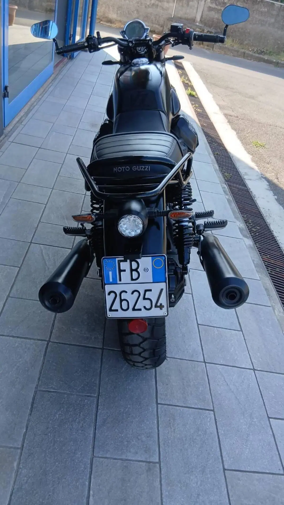 Moto Guzzi V7 Stone (2021 - 24) (3)