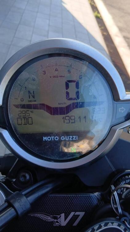 Moto Guzzi V7 Stone (2021 - 24) (5)