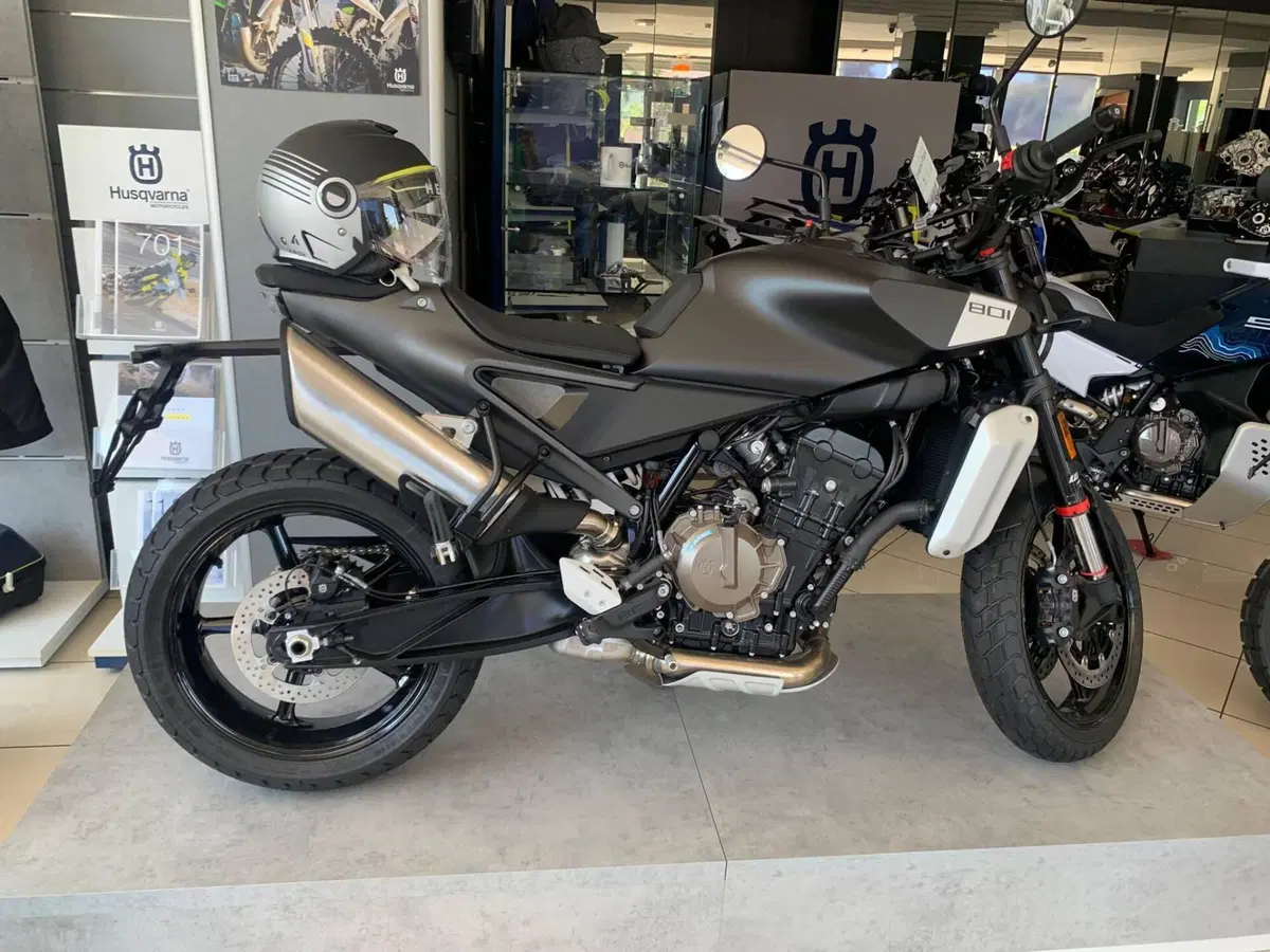 Husqvarna Svartpilen 801 (2024 - 26) (2)