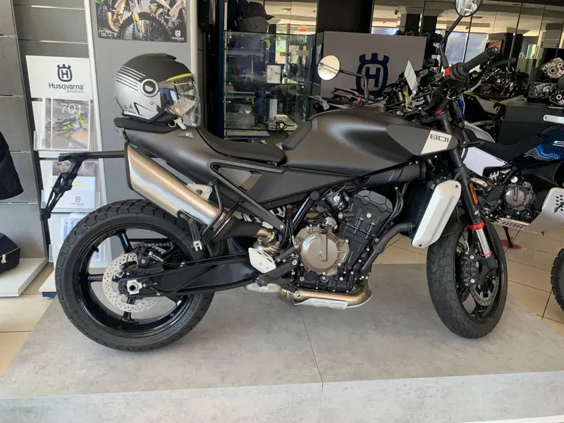 Husqvarna Svartpilen 801 (2024 - 26) (2)